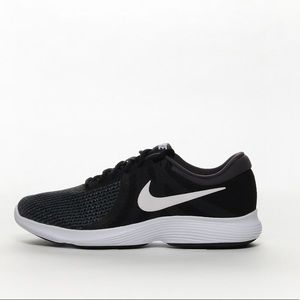 Nike Revoluion 4 Sneakers